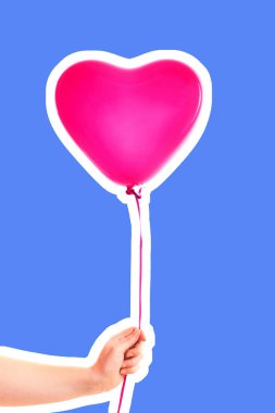 Kadın eli pembe kauçuk, şişme kalp şeklinde balon tutuyor. Aşk, ilişki, sevgililer günü ve doğum günü kutlaması konsepti. Boş kopya alanı olan dergi tarzı moda kolajı