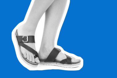 Bayan giysi ayakkabısı. Deri sandalet giyen uzun ince kadın bacakları. Fotokopi alanı olan moda modeli. Klasik ve günlük kıyafet konsepti. Ayrıntılı yakın çekim stüdyo çekimi. Dergi tarzı moda kolajı