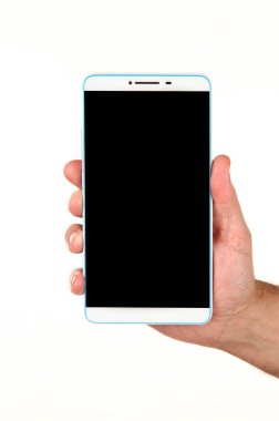 İnsan eli, avucunda boş bir krom ekran olan modern bir akıllı telefonu tutar. Teknoloji ve reklam kavramı. Ayrıntılı yakın çekim stüdyo çekimi soyut beyaz arka planda izole