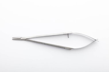 Çelik cerrahi aletler ve laboratuvar ekipmanları beyaz arka planda izole edilmiş. Profesyonel klinik aletleri. Tıbbi, cerrahi, ambulans ve veteriner konsepti. Yumuşak seçici odaklı yakın plan