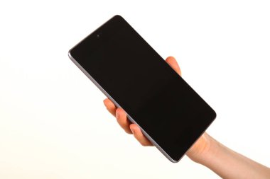 İnsan eli, avucunda boş bir krom ekran olan modern bir akıllı telefonu tutar. Teknoloji ve reklam kavramı. Ayrıntılı yakın çekim stüdyo çekimi soyut beyaz arka planda izole