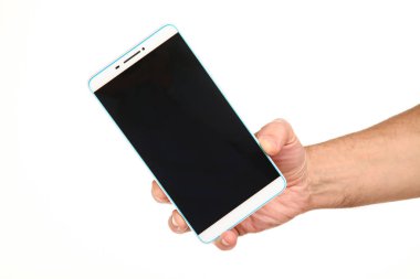 İnsan eli, avucunda boş bir krom ekran olan modern bir akıllı telefonu tutar. Teknoloji ve reklam kavramı. Ayrıntılı yakın çekim stüdyo çekimi soyut beyaz arka planda izole