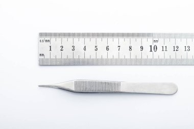 Çelik cerrahi aletler ve laboratuvar ekipmanları beyaz arka planda izole edilmiş. Profesyonel klinik aletleri. Tıbbi, cerrahi, ambulans ve veteriner konsepti. Yumuşak seçici odaklı yakın plan