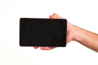 İnsan eli, avucunda boş bir krom ekran olan modern bir akıllı telefonu tutar. Teknoloji ve reklam kavramı. Ayrıntılı yakın çekim stüdyo çekimi soyut beyaz arka planda izole