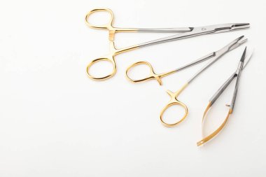 Çelik cerrahi aletler ve laboratuvar ekipmanları beyaz arka planda izole edilmiş. Profesyonel klinik aletleri. Tıbbi, cerrahi, ambulans ve veteriner konsepti. Yumuşak seçici odaklı yakın plan