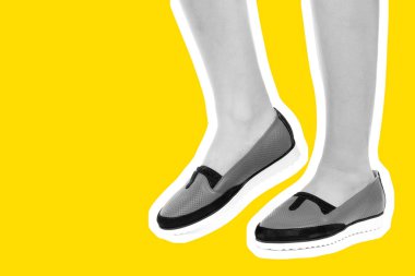 Bayan giysi ayakkabısı. Düşük deri ayakkabılar giyen uzun ince kadın bacağı. Fotokopi alanı olan moda modeli. Klasik ve günlük kıyafet konsepti. Ayrıntılı yakın çekim stüdyo çekimi. Dergi tarzı moda kolajı