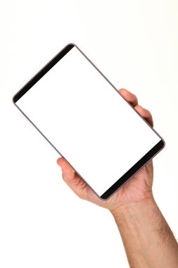 İnsan eli, avucunda boş bir krom ekran olan modern bir akıllı telefonu tutar. Teknoloji ve reklam kavramı. Ayrıntılı yakın çekim stüdyo çekimi soyut beyaz arka planda izole