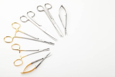 Çelik cerrahi aletler ve laboratuvar ekipmanları beyaz arka planda izole edilmiş. Profesyonel klinik aletleri. Tıbbi, cerrahi, ambulans ve veteriner konsepti. Yumuşak seçici odaklı yakın plan