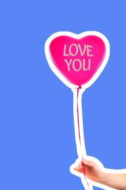 Kadın eli kırmızı kauçuk, şişme kalp şeklinde balon tutuyor. Aşk, ilişki, sevgililer günü ve doğum günü kutlaması konsepti. Boş kopya alanı olan dergi tarzı moda kolajı