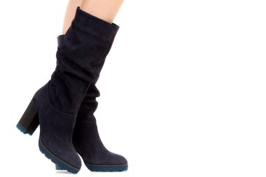 Bayan giysi ayakkabısı. Uzun ince dişinin bacakları yüksek topuklu uzun çizmeler giyer. Fotokopi alanı olan moda modeli. Klasik ve günlük kıyafet konsepti. Ayrıntılı yakın çekim stüdyo çekimi. Dergi tarzı moda kolajı