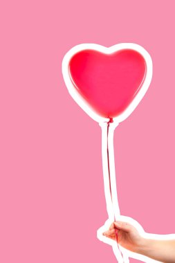 Kadın eli kırmızı kauçuk, şişme kalp şeklinde balon tutuyor. Aşk, ilişki, sevgililer günü ve doğum günü kutlaması konsepti. Boş kopya alanı olan dergi tarzı moda kolajı