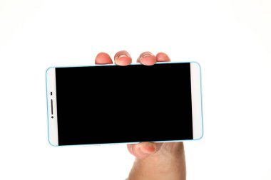 İnsan eli, avucunda boş bir krom ekran olan modern bir akıllı telefonu tutar. Teknoloji ve reklam kavramı. Ayrıntılı yakın çekim stüdyo çekimi soyut beyaz arka planda izole