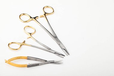 Çelik cerrahi aletler ve laboratuvar ekipmanları beyaz arka planda izole edilmiş. Profesyonel klinik aletleri. Tıbbi, cerrahi, ambulans ve veteriner konsepti. Yumuşak seçici odaklı yakın plan
