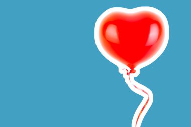 Kırmızı lastik şişme kalp şeklinde balon. Aşk, ilişki, sevgililer günü ve doğum günü kutlaması konsepti. Boş kopya alanı olan dergi tarzı moda kolajı