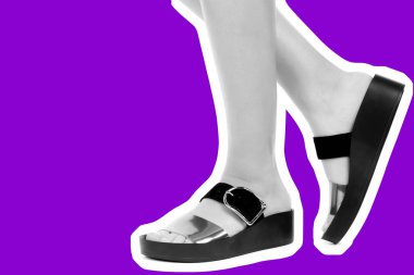 Bayan giysi ayakkabısı. Deri sandalet giyen uzun ince kadın bacakları. Fotokopi alanı olan moda modeli. Klasik ve günlük kıyafet konsepti. Ayrıntılı yakın çekim stüdyo çekimi. Dergi tarzı moda kolajı