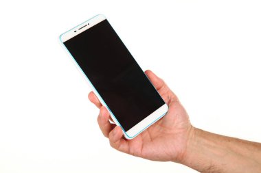 İnsan eli, avucunda boş bir krom ekran olan modern bir akıllı telefonu tutar. Teknoloji ve reklam kavramı. Ayrıntılı yakın çekim stüdyo çekimi soyut beyaz arka planda izole