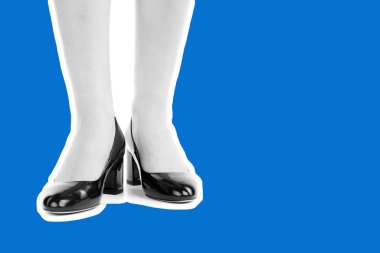 Bayan giysi ayakkabısı. Uzun ince kadın bacakları yüksek topuklu ayakkabı giyer. Fotokopi alanı olan moda modeli. Klasik ve günlük kıyafet konsepti. Ayrıntılı yakın çekim stüdyo çekimi. Dergi tarzı moda kolajı