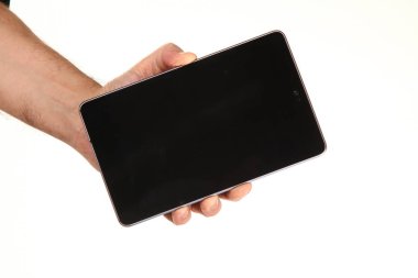 İnsan eli, avucunda boş bir krom ekran olan modern bir akıllı telefonu tutar. Teknoloji ve reklam kavramı. Ayrıntılı yakın çekim stüdyo çekimi soyut beyaz arka planda izole