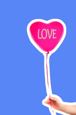 Kadın eli kırmızı kauçuk, şişme kalp şeklinde balon tutuyor. Aşk, ilişki, sevgililer günü ve doğum günü kutlaması konsepti. Boş kopya alanı olan dergi tarzı moda kolajı