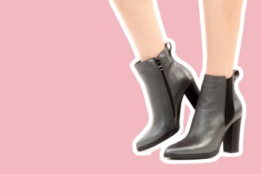 Bayan giysi ayakkabısı. Uzun ince kadın bacakları yüksek topuklu ayakkabı giyer. Fotokopi alanı olan moda modeli. Klasik ve günlük kıyafet konsepti. Ayrıntılı yakın çekim stüdyo çekimi. Dergi tarzı moda kolajı