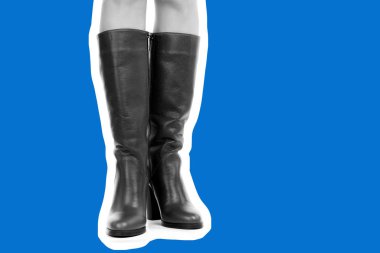 Bayan giysi ayakkabısı. Uzun ince kadın bacakları yüksek topuklu uzun çizme giyer. Fotokopi alanı olan moda modeli. Klasik ve günlük kıyafet konsepti. Ayrıntılı yakın çekim stüdyo çekimi. Dergi tarzı moda kolajı