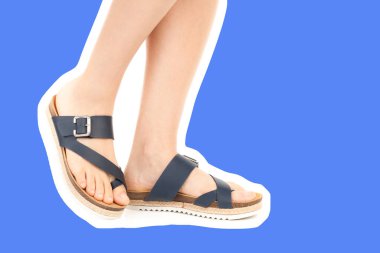 Bayan giysi ayakkabısı. Deri sandalet giyen uzun ince kadın bacakları. Fotokopi alanı olan moda modeli. Klasik ve günlük kıyafet konsepti. Ayrıntılı yakın çekim stüdyo çekimi. Dergi tarzı moda kolajı