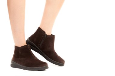 Bayan giysi ayakkabısı. Düşük deri ayakkabılar giyen uzun ince kadın bacakları. Fotokopi alanı olan moda modeli. Klasik ve günlük kıyafet konsepti. Ayrıntılı yakın çekim stüdyo çekimi beyaz arkaplanda izole edildi