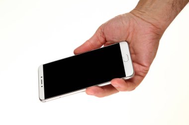 İnsan eli, avucunda boş bir krom ekran olan modern bir akıllı telefonu tutar. Teknoloji ve reklam kavramı. Ayrıntılı yakın çekim stüdyo çekimi soyut beyaz arka planda izole