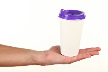 İnsan eli plastik kapaklı boş bir kahve fincanı tutar. Tek kullanımlık fincana çay ya da kahve konsepti. Metin veya logo için yeri ve yeri kopyala. Beyaz bir arkaplanda izole edilmiş