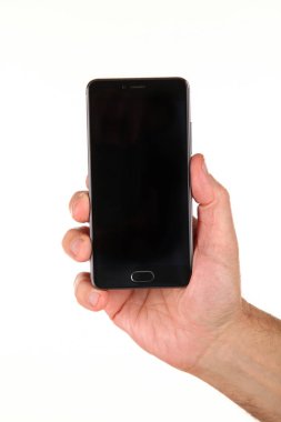 İnsan eli, avucunda boş bir krom ekran olan modern bir akıllı telefonu tutar. Teknoloji ve reklam kavramı. Ayrıntılı yakın çekim stüdyo çekimi soyut beyaz arka planda izole