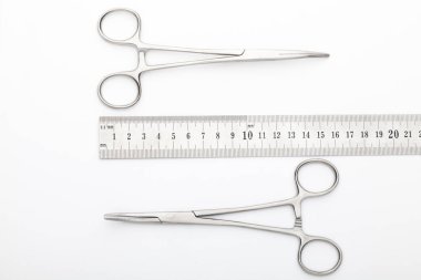 Çelik cerrahi aletler ve laboratuvar ekipmanları beyaz arka planda izole edilmiş. Profesyonel klinik aletleri. Tıbbi, cerrahi, ambulans ve veteriner konsepti. Yumuşak seçici odaklı yakın plan