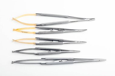 Çelik cerrahi aletler ve laboratuvar ekipmanları beyaz arka planda izole edilmiş. Profesyonel klinik aletleri. Tıbbi, cerrahi, ambulans ve veteriner konsepti. Yumuşak seçici odaklı yakın plan