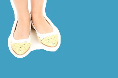 Bayan giysi ayakkabısı. Düşük deri ayakkabılar giyen uzun ince kadın bacağı. Fotokopi alanı olan moda modeli. Klasik ve günlük kıyafet konsepti. Ayrıntılı yakın çekim stüdyo çekimi. Dergi tarzı moda kolajı