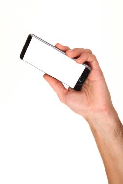 İnsan eli, avucunda boş bir krom ekran olan modern bir akıllı telefonu tutar. Teknoloji ve reklam kavramı. Ayrıntılı yakın çekim stüdyo çekimi soyut beyaz arka planda izole