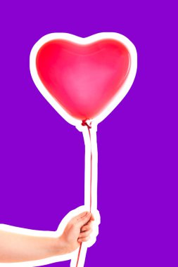 Kadın eli kırmızı kauçuk, şişme kalp şeklinde balon tutuyor. Aşk, ilişki, sevgililer günü ve doğum günü kutlaması konsepti. Boş kopya alanı olan dergi tarzı moda kolajı