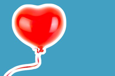 Kırmızı lastik şişme kalp şeklinde balon. Aşk, ilişki, sevgililer günü ve doğum günü kutlaması konsepti. Boş kopya alanı olan dergi tarzı moda kolajı