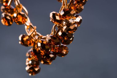 Güzel ve zarif el yapımı mücevher kolye ve renkli parlak boncuklar. Moda ve el işi aksesuarları. Soyut bulanık arkaplan üzerine yumuşak seçici odak ile sanat yakın plan