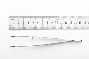 Çelik cerrahi aletler ve laboratuvar ekipmanları beyaz arka planda izole edilmiş. Profesyonel klinik aletleri. Tıbbi, cerrahi, ambulans ve veteriner konsepti. Yumuşak seçici odaklı yakın plan