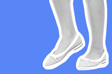 Bayan giysi ayakkabısı. Düşük deri ayakkabılar giyen uzun ince kadın bacağı. Fotokopi alanı olan moda modeli. Klasik ve günlük kıyafet konsepti. Ayrıntılı yakın çekim stüdyo çekimi. Dergi tarzı moda kolajı