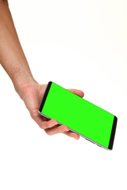 İnsan eli, avucunda boş bir krom ekran olan modern bir akıllı telefonu tutar. Teknoloji ve reklam kavramı. Ayrıntılı yakın çekim stüdyo çekimi soyut beyaz arka planda izole