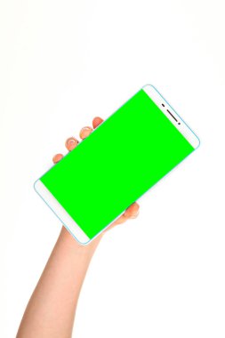 İnsan eli, avucunda boş bir krom ekran olan modern bir akıllı telefonu tutar. Teknoloji ve reklam kavramı. Ayrıntılı yakın çekim stüdyo çekimi soyut beyaz arka planda izole