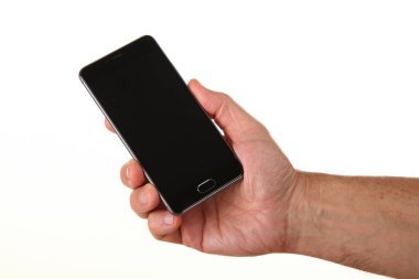 İnsan eli, avucunda boş bir krom ekran olan modern bir akıllı telefonu tutar. Teknoloji ve reklam kavramı. Ayrıntılı yakın çekim stüdyo çekimi soyut beyaz arka planda izole