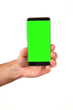 İnsan eli, avucunda boş bir krom ekran olan modern bir akıllı telefonu tutar. Teknoloji ve reklam kavramı. Ayrıntılı yakın çekim stüdyo çekimi soyut beyaz arka planda izole