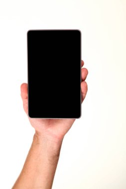 İnsan eli, avucunda boş bir krom ekran olan modern bir akıllı telefonu tutar. Teknoloji ve reklam kavramı. Ayrıntılı yakın çekim stüdyo çekimi soyut beyaz arka planda izole