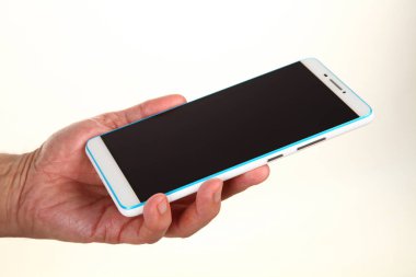 İnsan eli, avucunda boş bir krom ekran olan modern bir akıllı telefonu tutar. Teknoloji ve reklam kavramı. Ayrıntılı yakın çekim stüdyo çekimi soyut beyaz arka planda izole