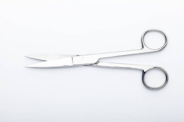 Çelik cerrahi aletler ve laboratuvar ekipmanları beyaz arka planda izole edilmiş. Profesyonel klinik aletleri. Tıbbi, cerrahi, ambulans ve veteriner konsepti. Yumuşak seçici odaklı yakın plan