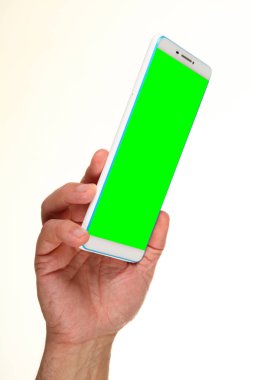 İnsan eli, avucunda boş bir krom ekran olan modern bir akıllı telefonu tutar. Teknoloji ve reklam kavramı. Ayrıntılı yakın çekim stüdyo çekimi soyut beyaz arka planda izole