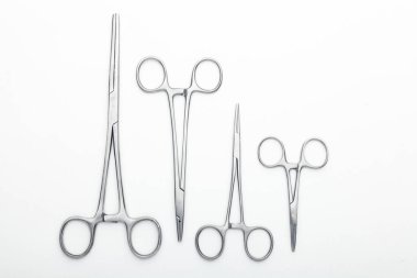 Çelik cerrahi aletler ve laboratuvar ekipmanları beyaz arka planda izole edilmiş. Profesyonel klinik aletleri. Tıbbi, cerrahi, ambulans ve veteriner konsepti. Yumuşak seçici odaklı yakın plan