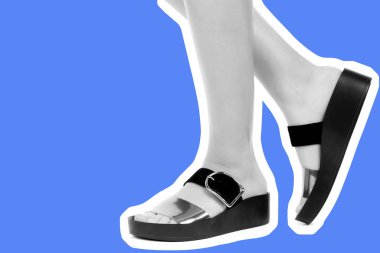 Bayan giysi ayakkabısı. Deri sandalet giyen uzun ince kadın bacakları. Fotokopi alanı olan moda modeli. Klasik ve günlük kıyafet konsepti. Ayrıntılı yakın çekim stüdyo çekimi. Dergi tarzı moda kolajı