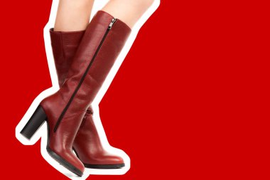 Bayan giysi ayakkabısı. Uzun ince kadın bacakları yüksek topuklu uzun çizme giyer. Fotokopi alanı olan moda modeli. Klasik ve günlük kıyafet konsepti. Ayrıntılı yakın çekim stüdyo çekimi. Dergi tarzı moda kolajı